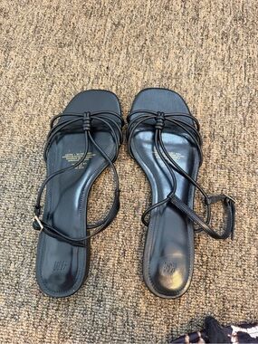 H&M Black Knot Detail Strappy Flat Sandals Womens size 9